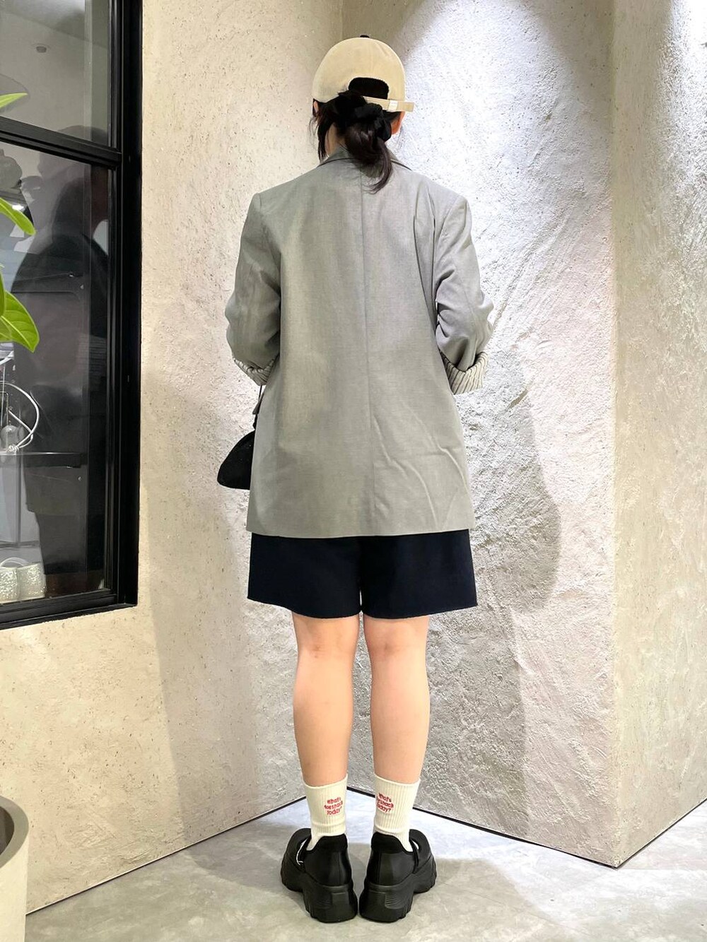 「個性派、ヴィンテージ、カジュアル、春コーデ、着痩せ、差し色コーデ、高見え、ラフ、ミリタリー、LOWRYS FARM、着痩せ・細見え、ジャケット、ジャケットスタイル、ローリーズスタイル_LOWRYS FARM、大人女子カジュアル_LOWRYS FARM」｜「LOWRYS FARMのＴＲジャケット　 116841（テーラードジャケット、グレー系）」を使った、kureha さん（レディース・158cm）の秋コーディネートの3枚目の写真