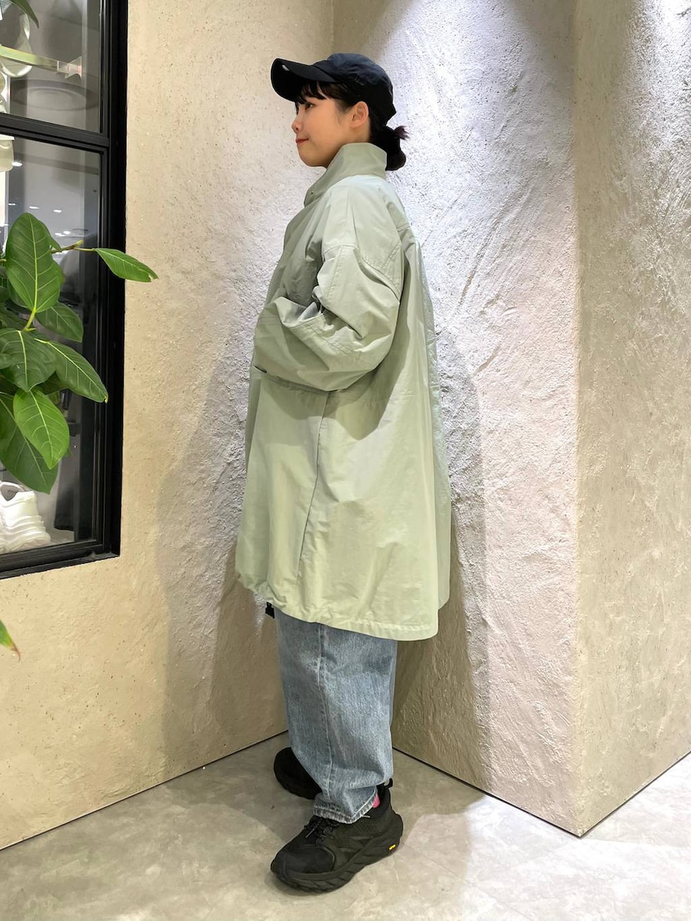 ブラック系のショルダーバッグ、ブルー系のデニムパンツ、ブルー系のシャツ/ブラウスを着用したレディースの春コーディネートの4枚目の写真