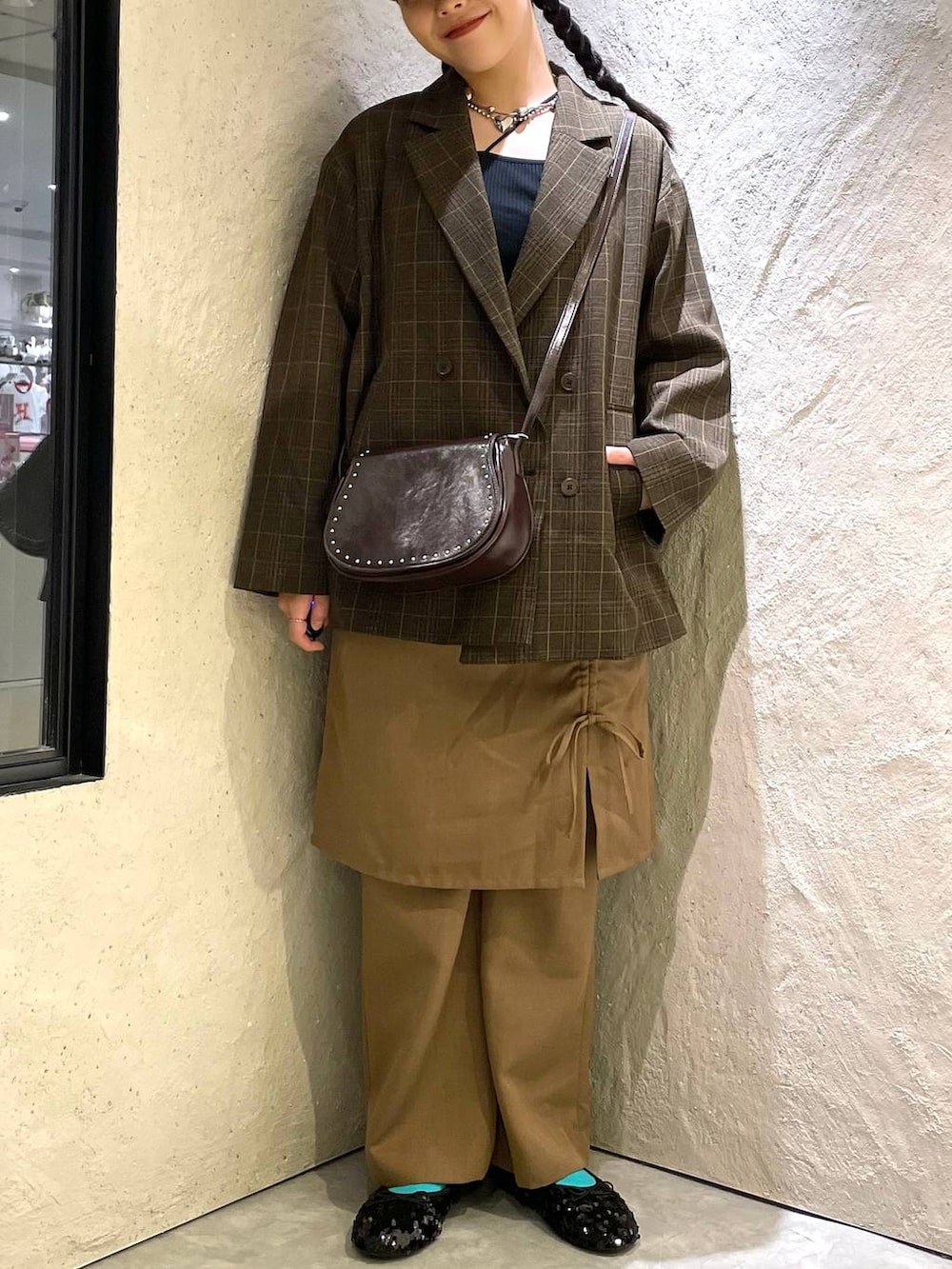 その他のテーラードジャケット、ブラウン系のショルダーバッグ、ブラウン系のその他パンツを着用したレディースの秋コーディネートの2枚目の写真