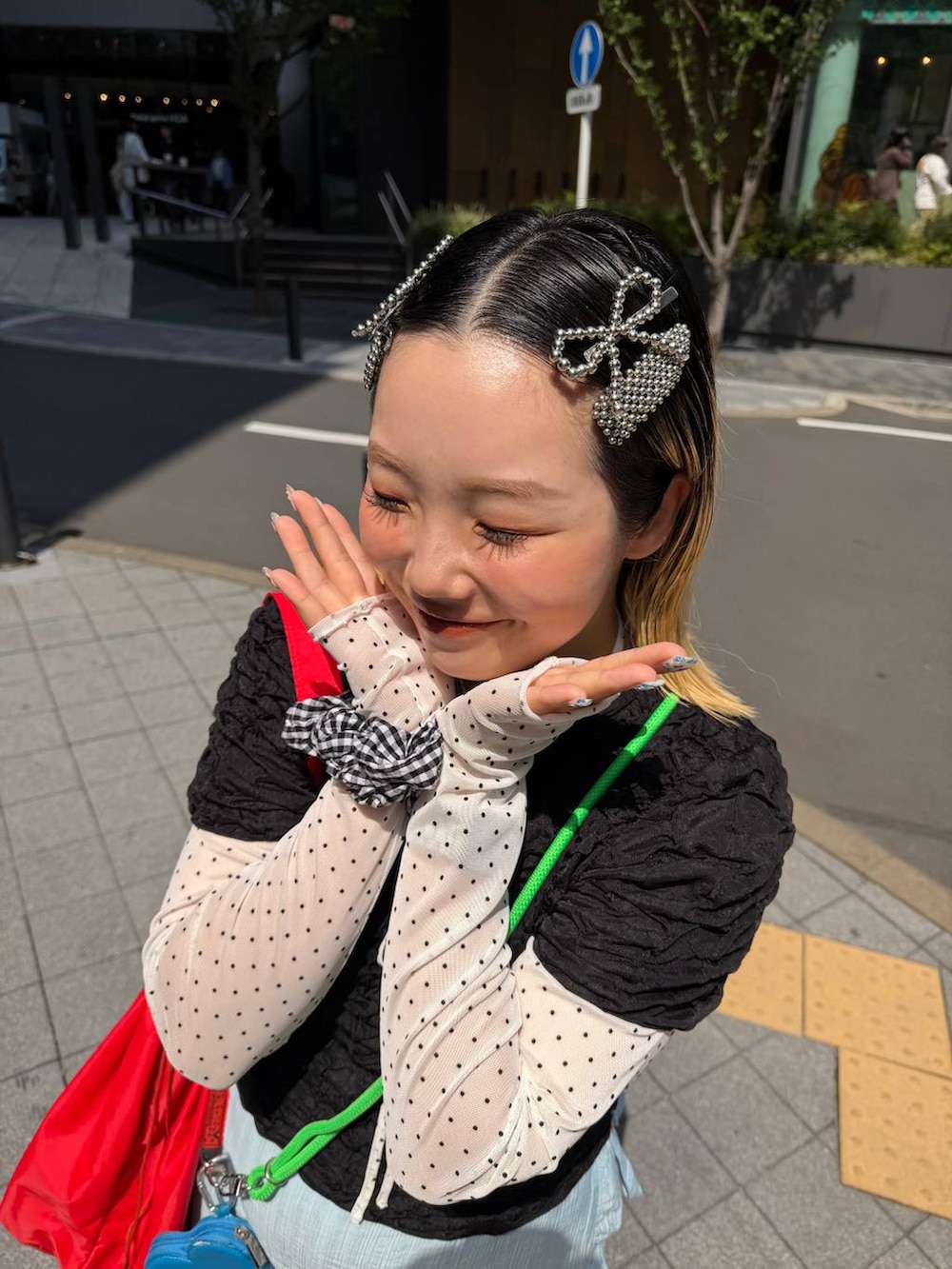 ホワイト系のTシャツ/カットソー、レッド系のショルダーバッグ、ブルー系のその他パンツを着用したレディースの春コーディネートの2枚目の写真