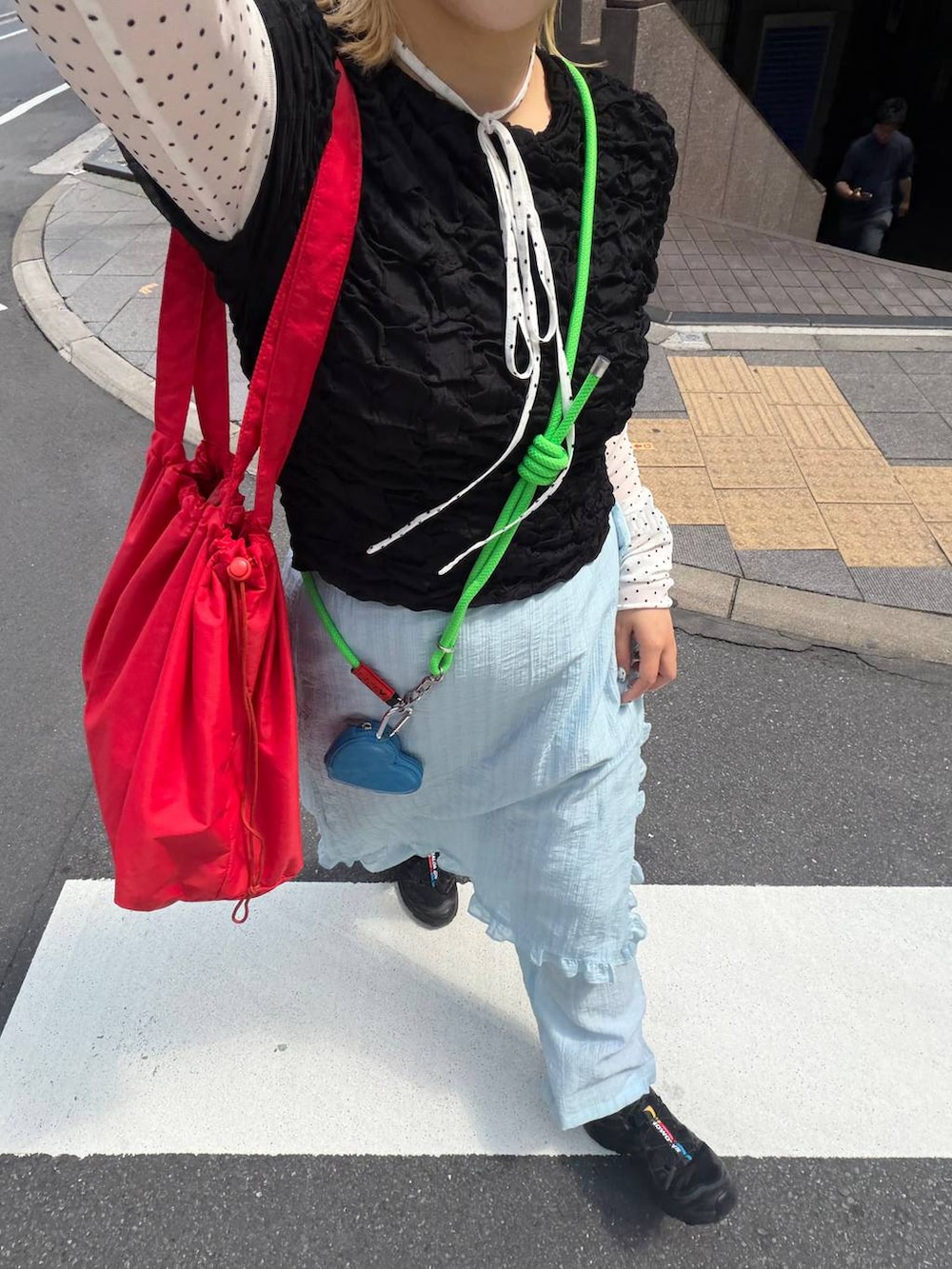 ホワイト系のTシャツ/カットソー、レッド系のショルダーバッグ、ブルー系のその他パンツを着用したレディースの春コーディネートの7枚目の写真
