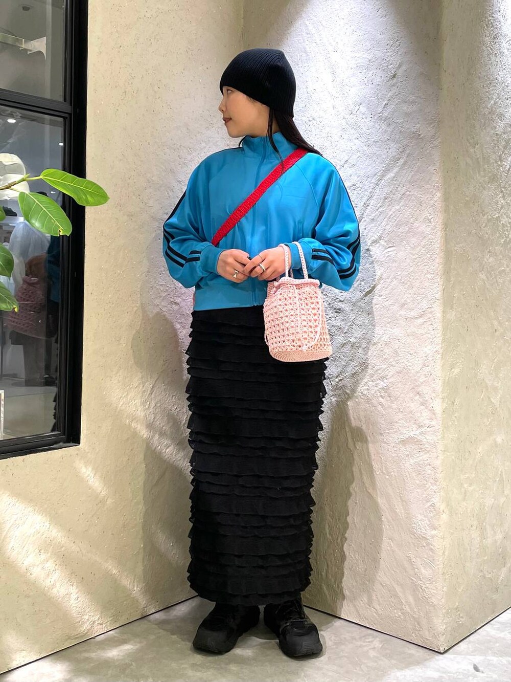 ピンク系のショルダーバッグ、ブルー系のTシャツ/カットソー、ブラック系のスカートを着用したレディースの春コーディネートの7枚目の写真