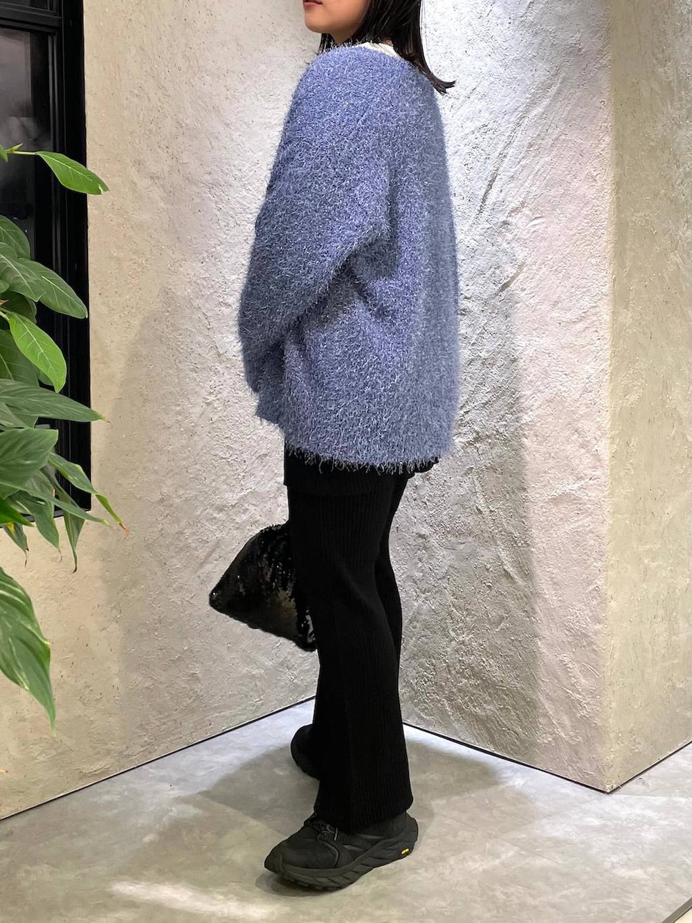 ブラック系のハンドバッグ、ホワイト系のTシャツ/カットソー、ブラック系のつなぎ/オールインワンを着用したレディースの冬コーディネートの2枚目の写真