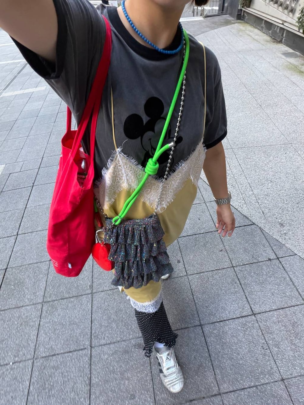 グレー系のTシャツ/カットソーを着用したレディースの夏コーディネートの5枚目の写真
