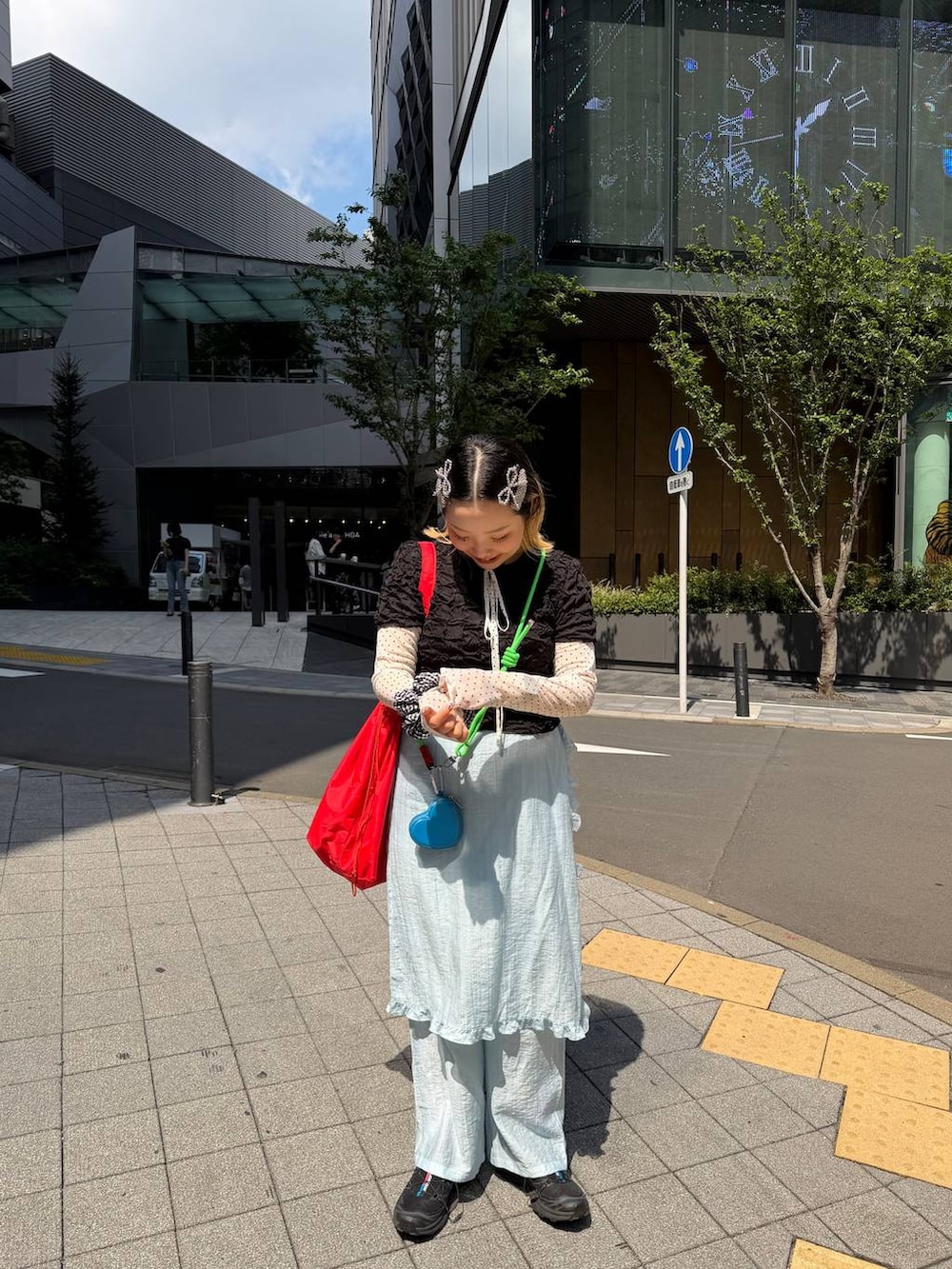 ホワイト系のTシャツ/カットソー、レッド系のショルダーバッグ、ブルー系のその他パンツを着用したレディースの春コーディネートの6枚目の写真