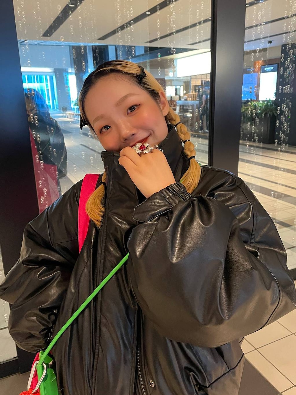 パープル系のスカート、ブラック系のブルゾン、シルバー系のリングを着用したレディースの秋コーディネートの7枚目の写真