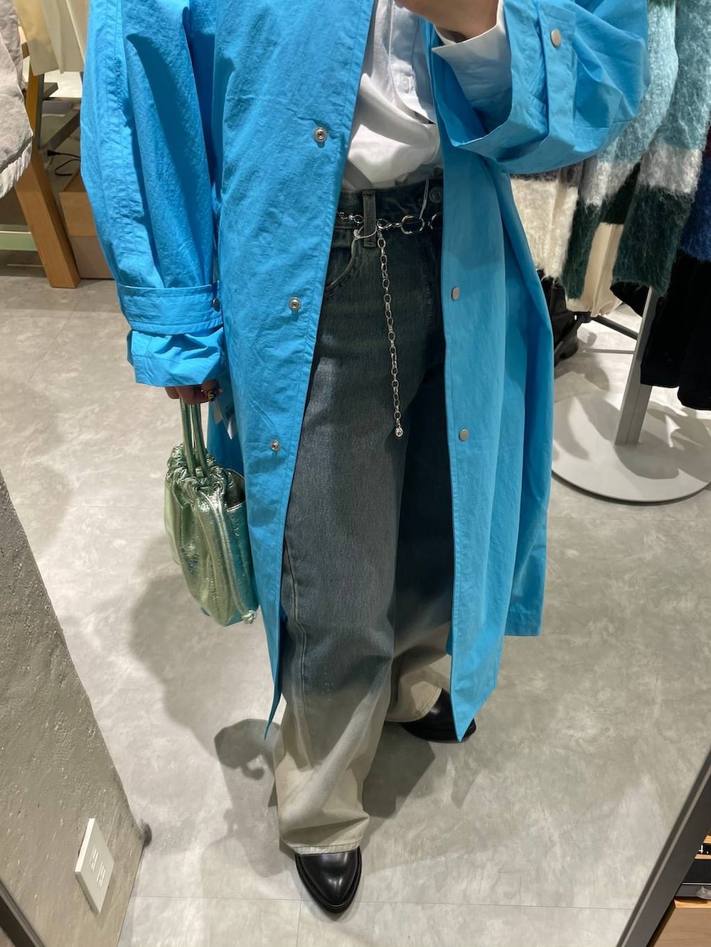 ホワイト系のシャツ/ブラウス、ブラック系のブーツ、その他のデニムパンツを着用したレディースの冬コーディネートの2枚目の写真