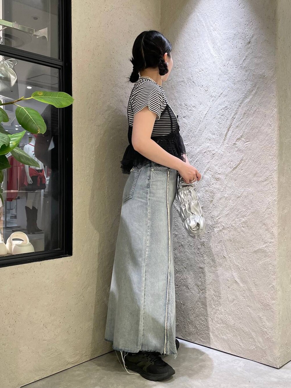 「個性派、ヴィンテージ、カジュアル、春コーデ、着痩せ、差し色コーデ、高見え、ラフ、ミリタリー、LOWRYS FARM、着痩せ・細見え、Tシャツ、ベスト、スカート、ローリーズスタイル_LOWRYS FARM」｜「LOWRYS FARMのフライスチビＴシャツＳＳ 111954（Tシャツ/カットソー、その他）」を使った、kureha さん（レディース・158cm）の夏コーディネートの6枚目の写真