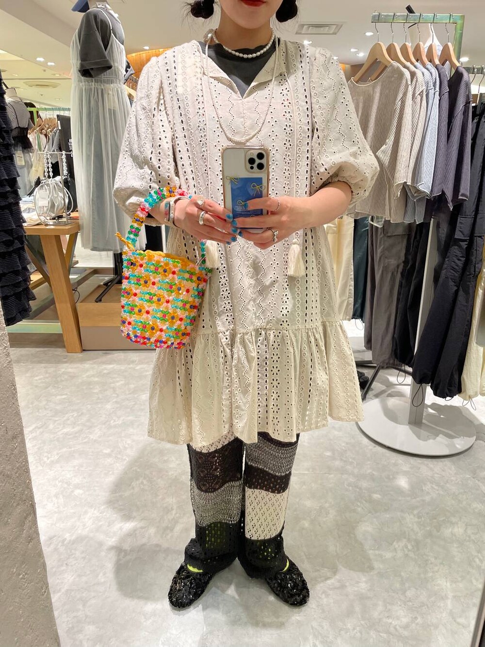 その他のその他パンツ、ブラック系のバレエシューズ、その他のハンドバッグを着用したレディースの夏コーディネートの8枚目の写真