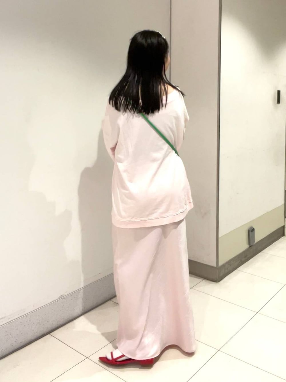 レッド系のサンダル、ブラック系のキャミソール、ピンク系のスカートを着用したレディースの夏コーディネートの3枚目の写真