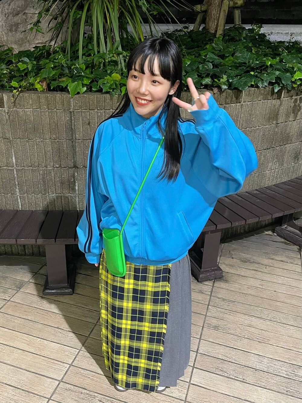 ホワイト系のスニーカー、イエロー系のスカート、ブルー系のTシャツ/カットソーを着用したレディースの秋コーディネートの4枚目の写真