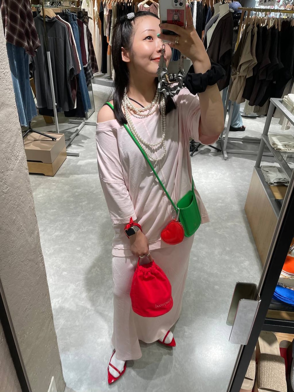 レッド系のサンダル、ブラック系のキャミソール、ピンク系のスカートを着用したレディースの夏コーディネートの7枚目の写真