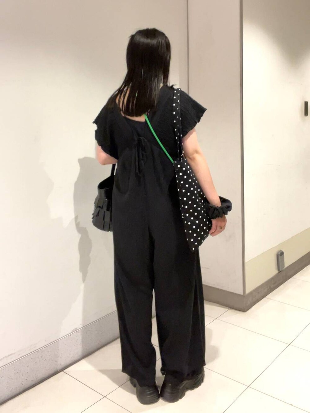 その他のトートバッグ、ブラック系のキャミソール、ブラック系のサロペット/オーバーオールを着用したレディースの夏コーディネートの3枚目の写真