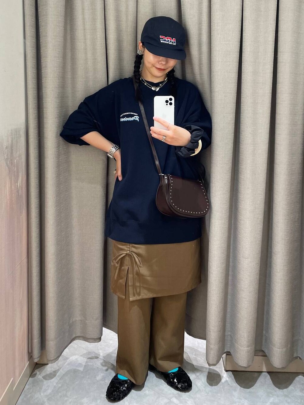 ブラウン系のショルダーバッグ、ブルー系のスウェット、ブラック系のバレエシューズを着用したレディースの秋コーディネートの5枚目の写真