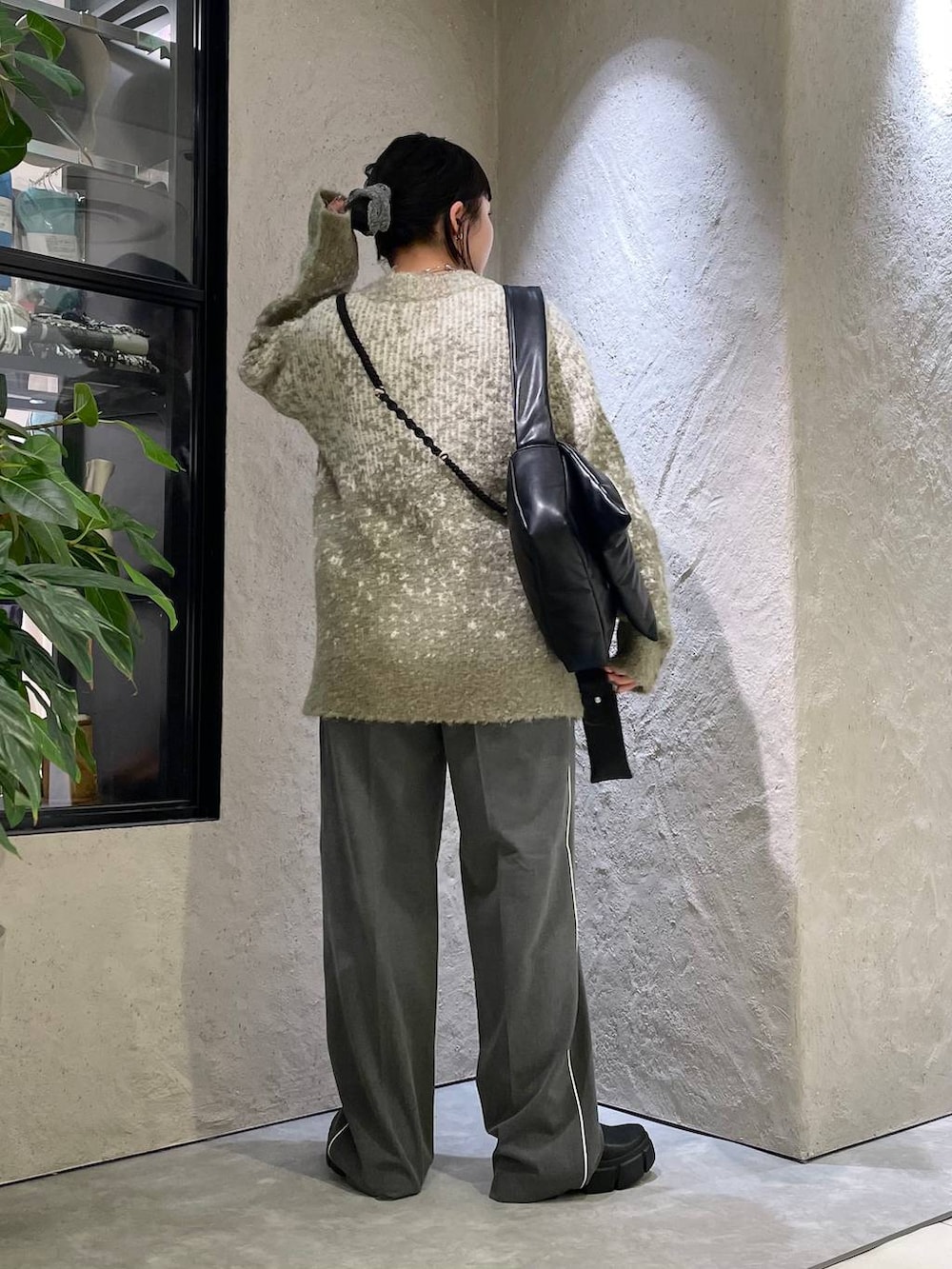 ブラック系のブーツ、グレー系のその他パンツ、グリーン系のニット/セーターを着用したレディースの秋コーディネートの5枚目の写真