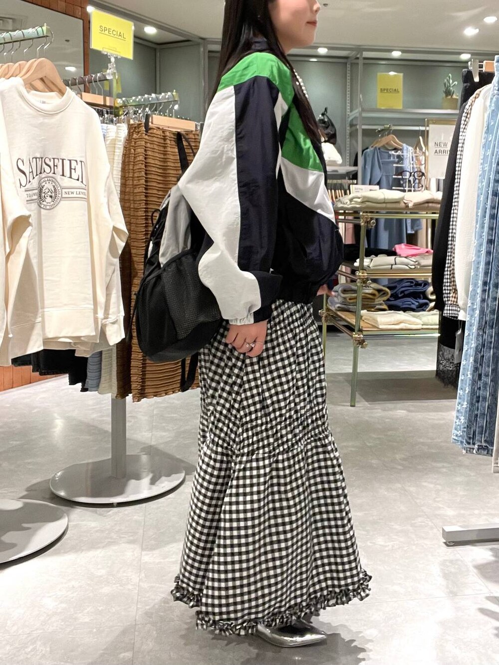 シルバー系のパンプス、ブルー系のブルゾン、ブラック系のバックパック/リュックを着用したレディースの春コーディネートの5枚目の写真