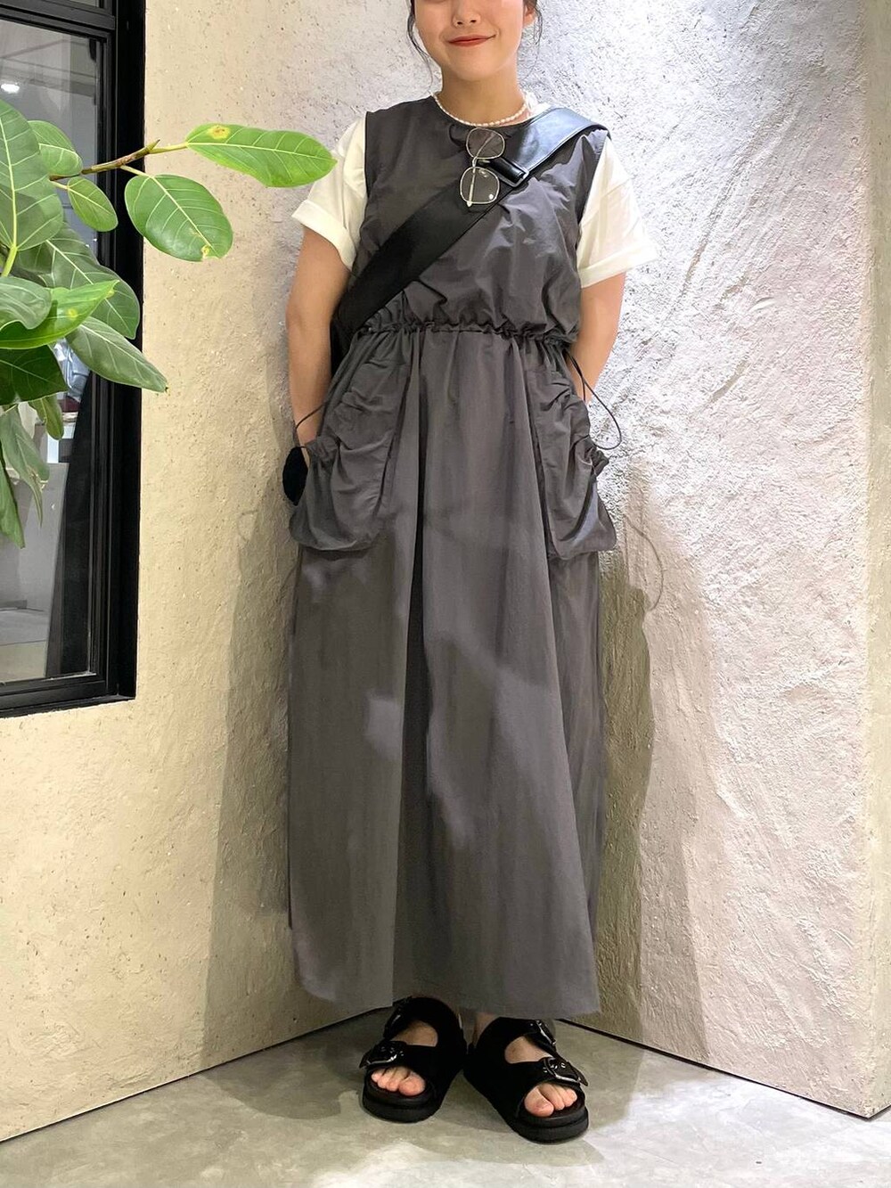 「LOWRYS FARM、着痩せ・細見え、Tシャツ、ワンピース、楽ちんコーデ、ローリーズスタイル_LOWRYS FARM、大人女子カジュアル_LOWRYS FARM、大人カジュアル、夏コーデ、スタッフヘア、サンダル、個性派、ヴィンテージ、カジュアル、春コーデ」|「LOWRYS FARMのポケツキドロストワンピースノースリーブ 113601(ワンピース、グレー系)」を使った、kureha さん(レディース・158cm)の夏コーディネートの6枚目の写真
