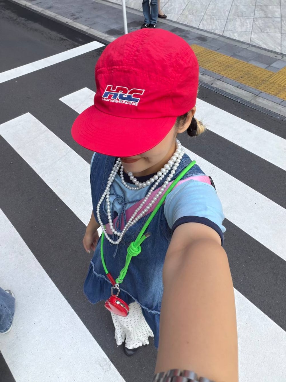 ピンク系のショルダーバッグ、グレー系のその他パンツ、ブルー系のTシャツ/カットソーを着用したレディースの夏コーディネートの9枚目の写真