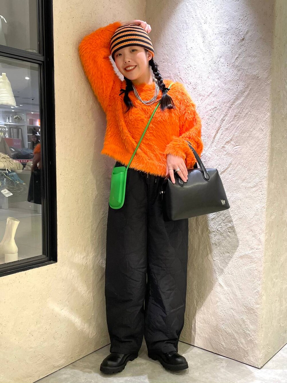 ブラック系のその他パンツ、ブラック系のその他アウター、ブラック系のブーツを着用したレディースの冬コーディネートの5枚目の写真