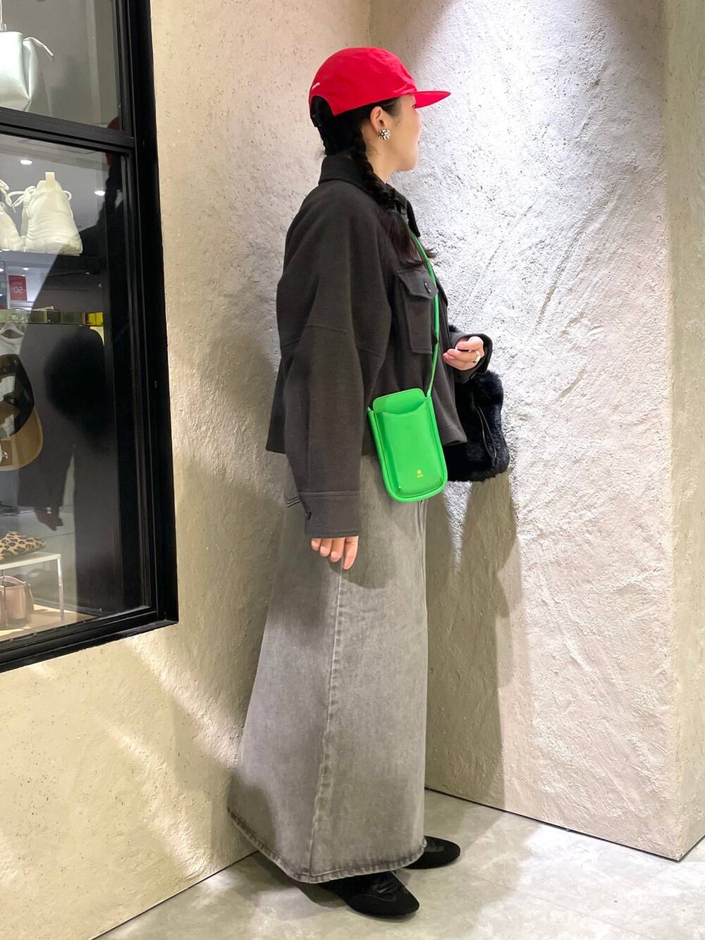 「着痩せ・細見え、個性派、ヴィンテージ、カジュアル、春コーデ、着痩せ、差し色コーデ、高見え、ラフ、ミリタリー、LOWRYS FARM」|「LOWRYS FARMの2WAYステッチプルオーバーLS 116684(ニット/セーター、ブラック系)」を使った、kureha さん(レディース・158cm)の冬コーディネートの4枚目の写真