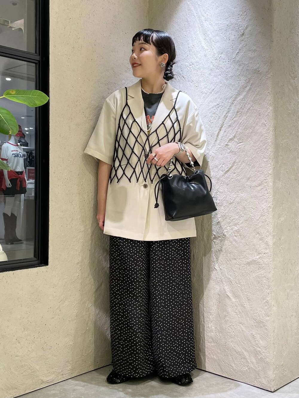 「個性派、ヴィンテージ、カジュアル、春コーデ、着痩せ、差し色コーデ、高見え、ラフ、ミリタリー、LOWRYS FARM、着痩せ・細見え、ジャケット、Tシャツ、ワイドパンツ、パンツ」|「LOWRYS FARMのLFロゴシシュウソックス 103897(ソックス/靴下、グリーン系)」を使った、kureha さん(レディース・158cm)の夏コーディネートの3枚目の写真