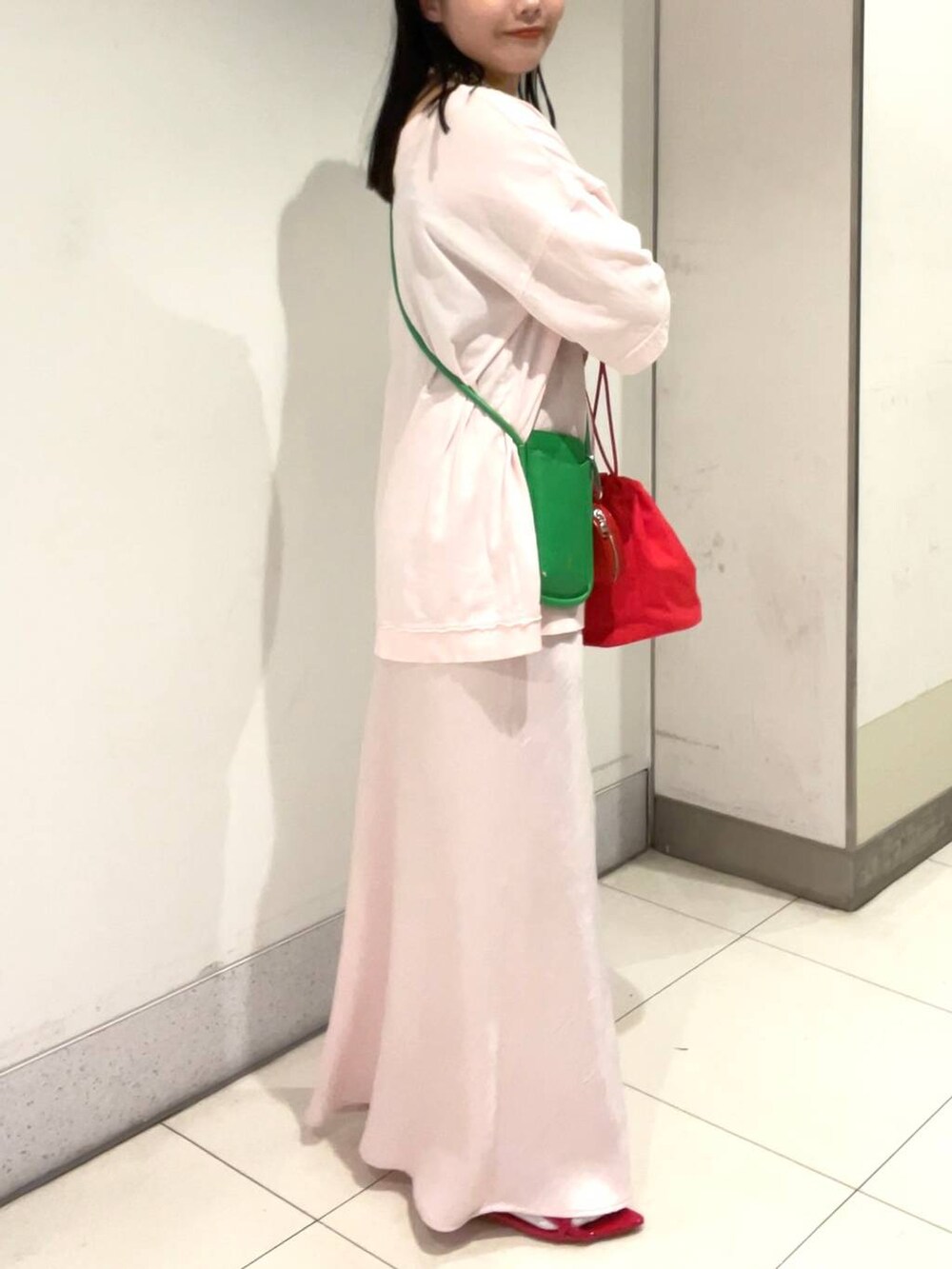 レッド系のサンダル、ブラック系のキャミソール、ピンク系のスカートを着用したレディースの夏コーディネートの4枚目の写真