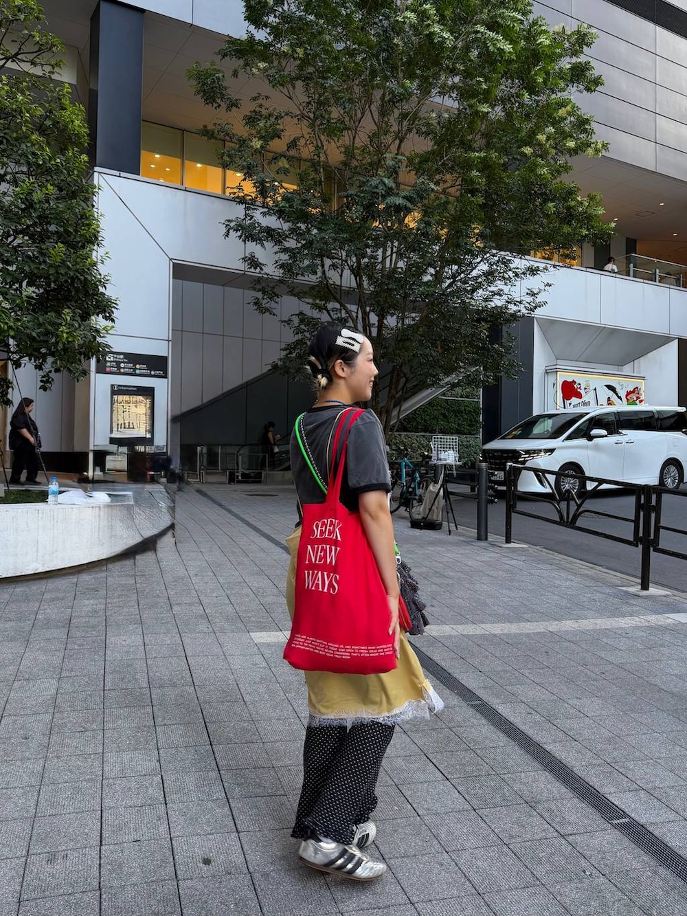 グレー系のTシャツ/カットソーを着用したレディースの夏コーディネートの3枚目の写真
