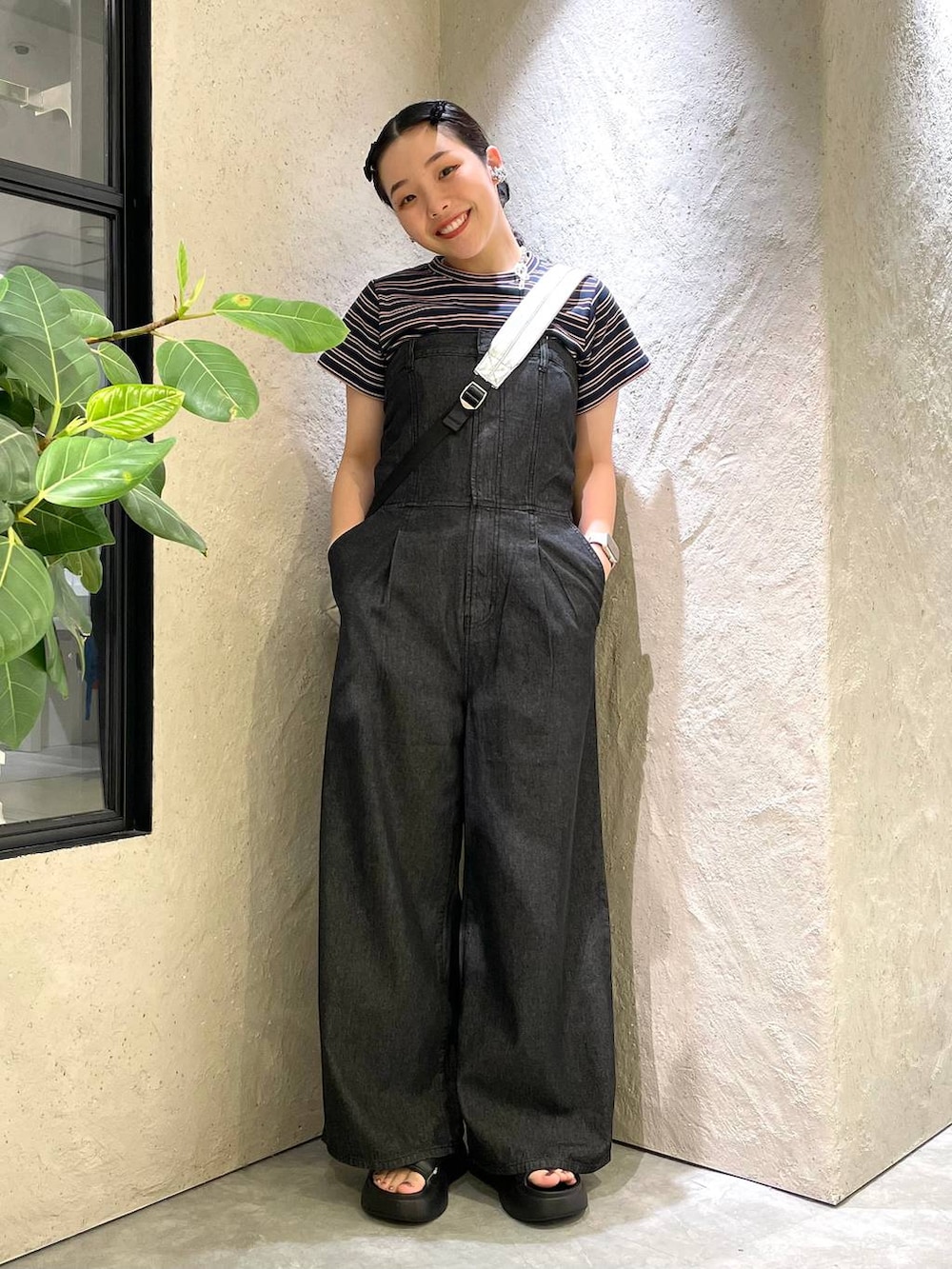 ブラック系のサンダル、ブルー系のTシャツ/カットソー、シルバー系のショルダーバッグを着用したレディースの夏コーディネートの3枚目の写真