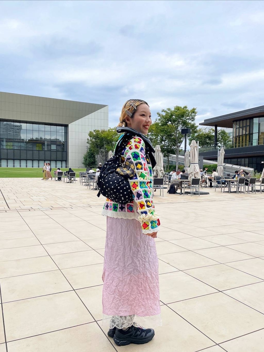 ブラック系のショルダーバッグ、グレー系のヘアピン、ブラック系のネックレスを着用したレディースの秋コーディネートの6枚目の写真