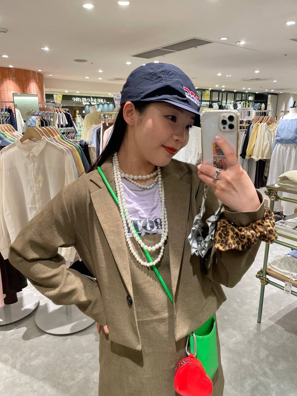 ブラウン系のスラックス、ブラウン系のテーラードジャケット、ブラウン系のキャミソールを着用したレディースの春コーディネートの10枚目の写真