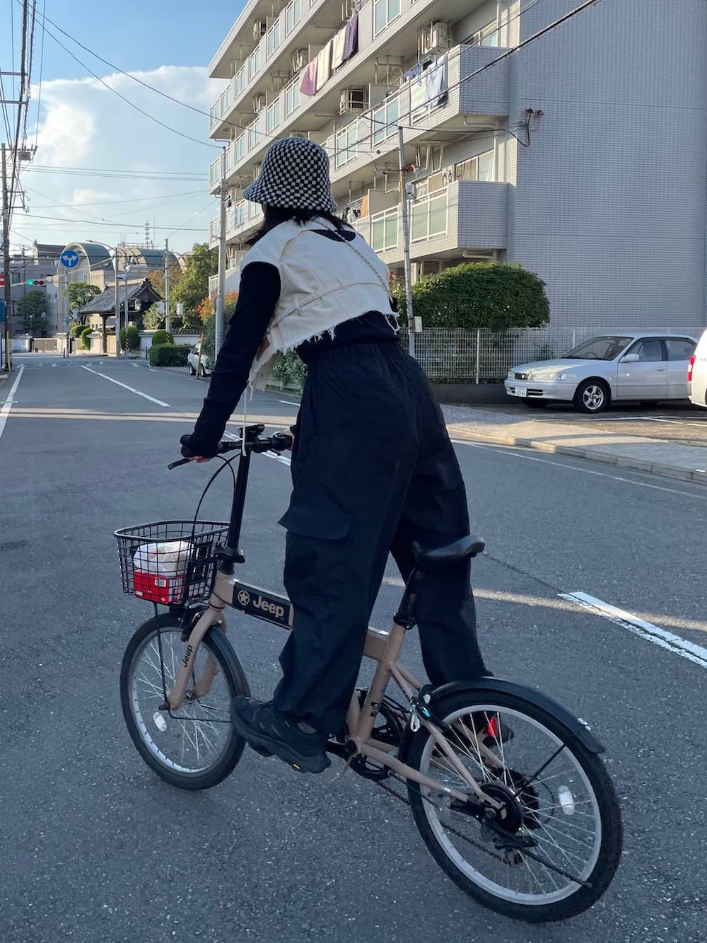 ブラック系のTシャツ/カットソー、ブラック系のその他パンツ、ブラック系のスマホグッズを着用したレディースの秋コーディネートの3枚目の写真