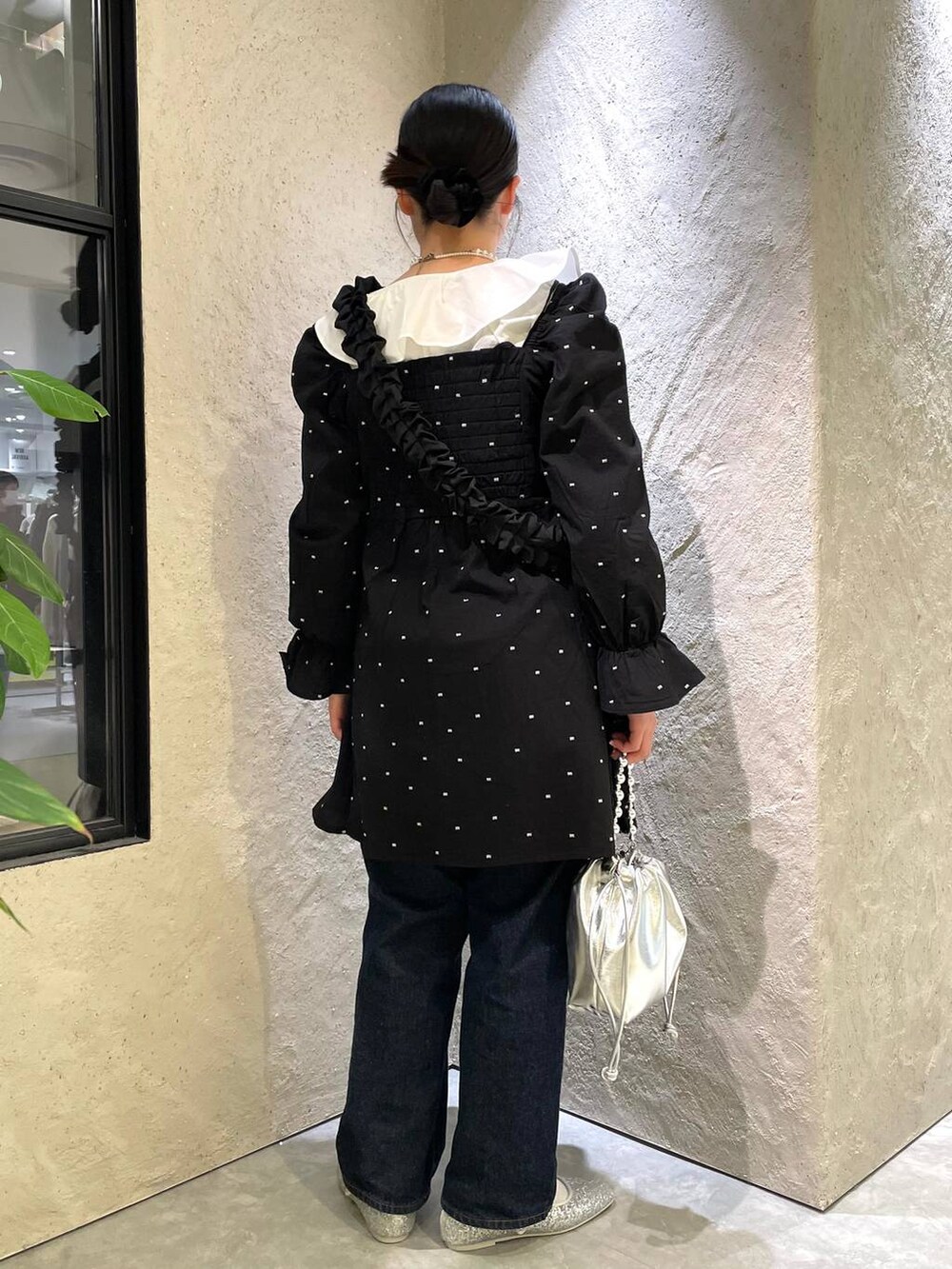 「個性派、ヴィンテージ、カジュアル、冬コーデ、着痩せ、差し色コーデ、高見え、ラフ、ミリタリー、LOWRYS FARM、着痩せ・細見え、ワンピース、春コーデ、ローリーズスタイル_LOWRYS FARM、大人女子カジュアル_LOWRYS FARM」|「LOWRYS FARMのパールアミハートネックレス 102435(ネックレス、ホワイト系)」を使った、kureha さん(レディース・158cm)の冬コーディネートの3枚目の写真