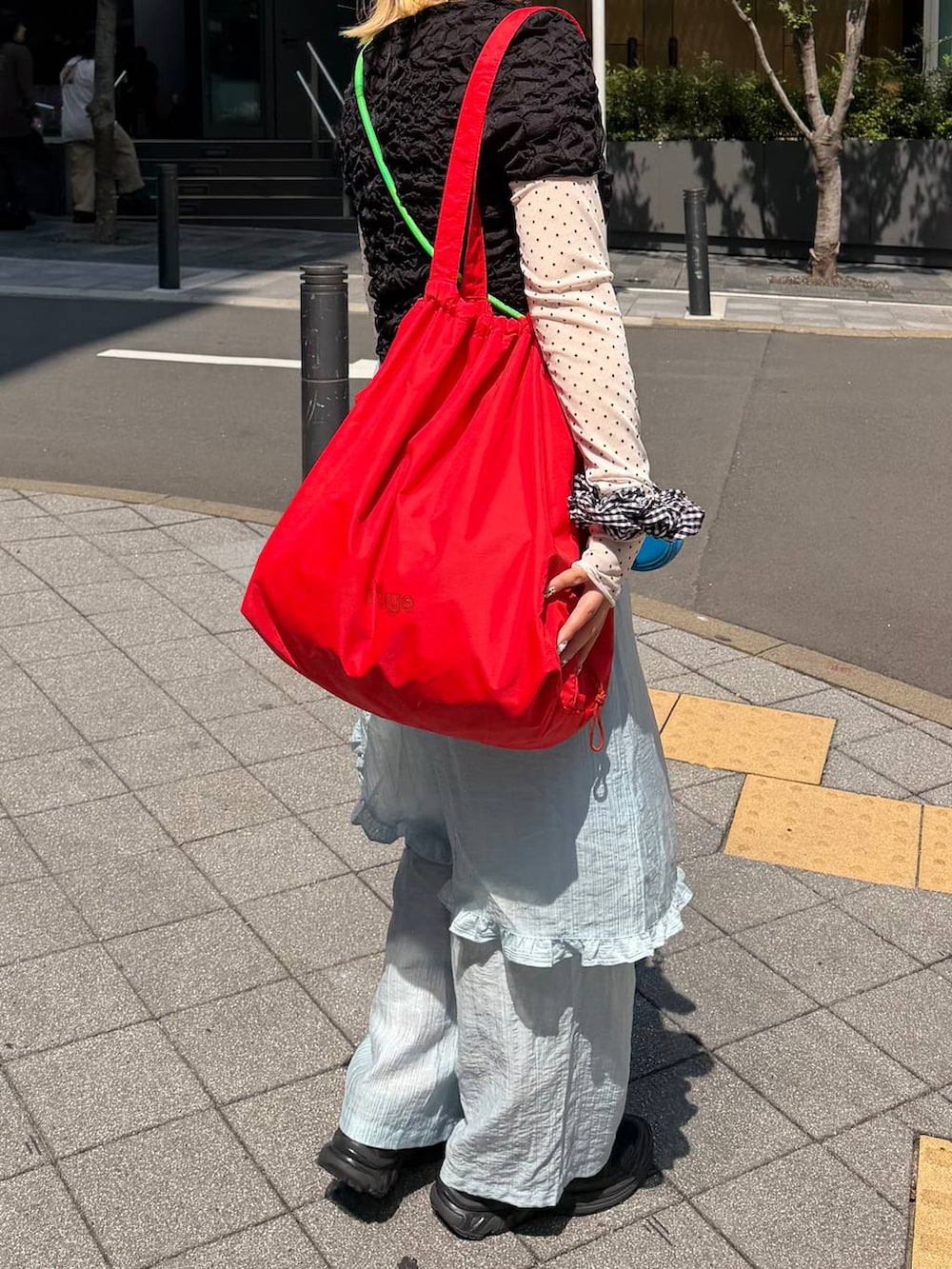 ホワイト系のTシャツ/カットソー、レッド系のショルダーバッグ、ブルー系のその他パンツを着用したレディースの春コーディネートの4枚目の写真