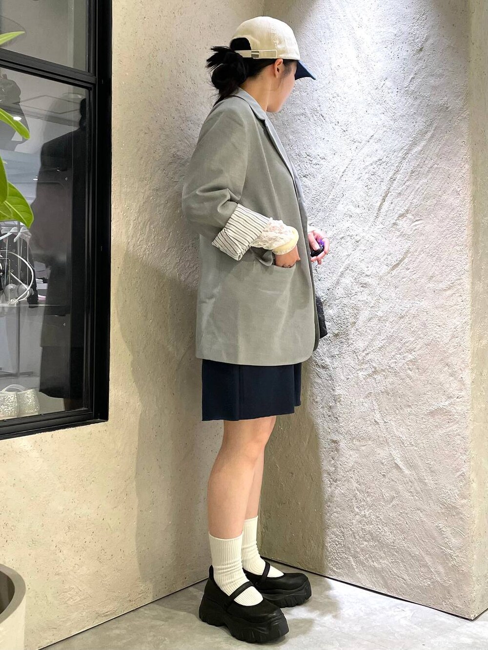 「個性派、ヴィンテージ、カジュアル、春コーデ、着痩せ、差し色コーデ、高見え、ラフ、ミリタリー、LOWRYS FARM、着痩せ・細見え、ジャケット、ジャケットスタイル、ローリーズスタイル_LOWRYS FARM、大人女子カジュアル_LOWRYS FARM」｜「LOWRYS FARMのＴＲジャケット　 116841（テーラードジャケット、グレー系）」を使った、kureha さん（レディース・158cm）の秋コーディネートの4枚目の写真