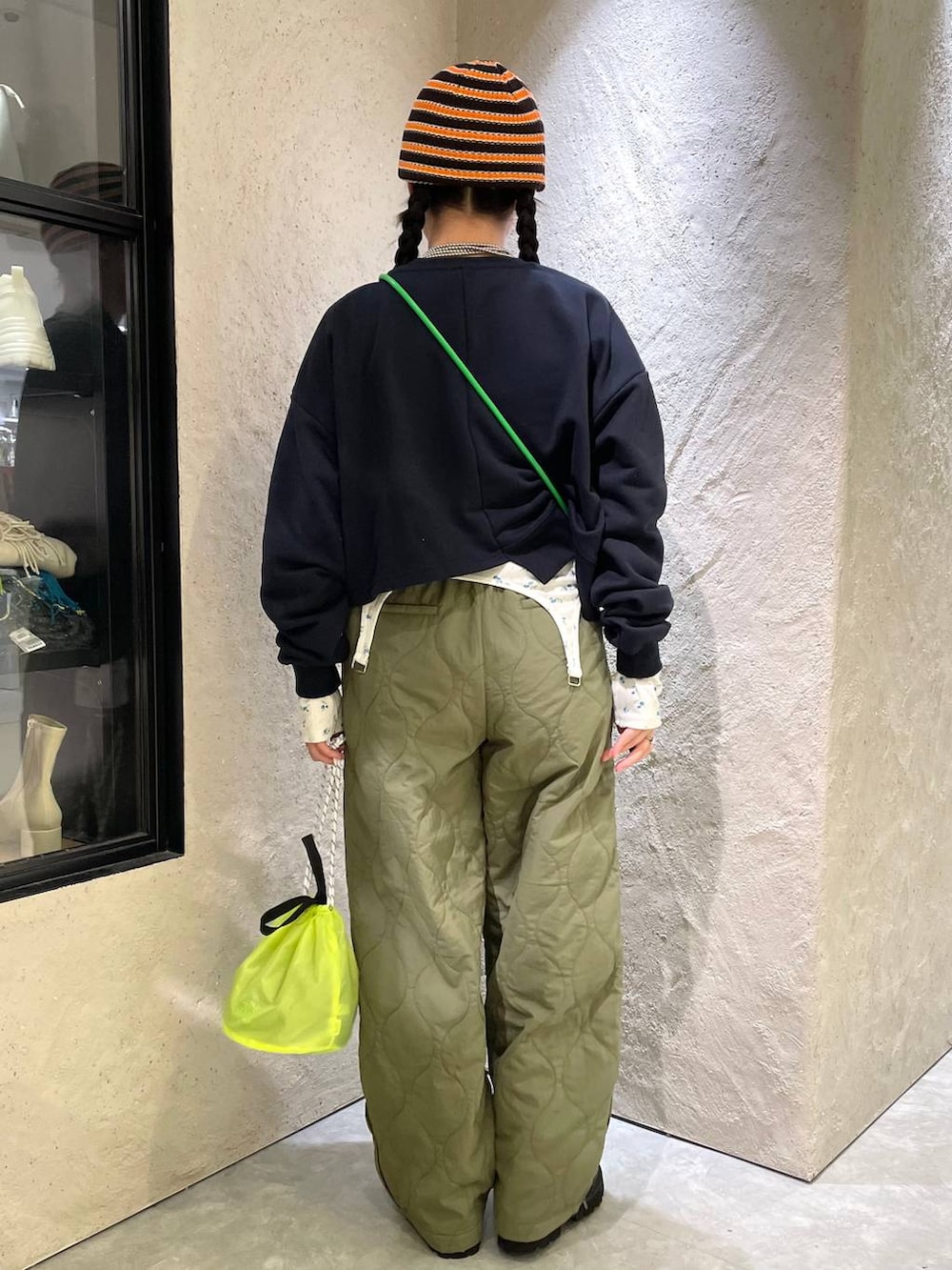 グリーン系のその他パンツ、ブラック系のブーツ、イエロー系のショルダーバッグを着用したレディースの冬コーディネートの4枚目の写真