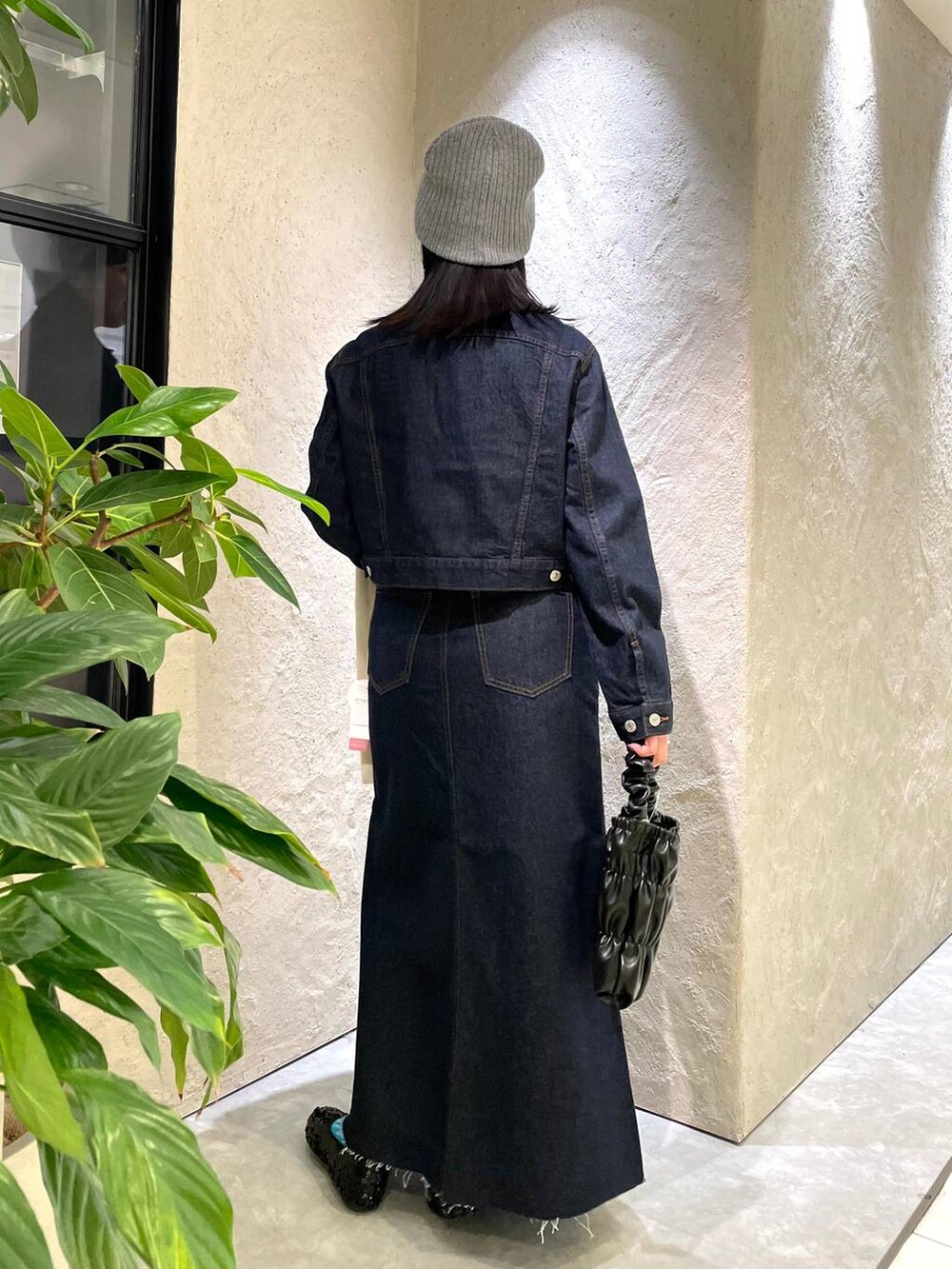 ブルー系のその他アウター、ブルー系のスカート、ブラック系のバレエシューズを着用したレディースの冬コーディネートの4枚目の写真