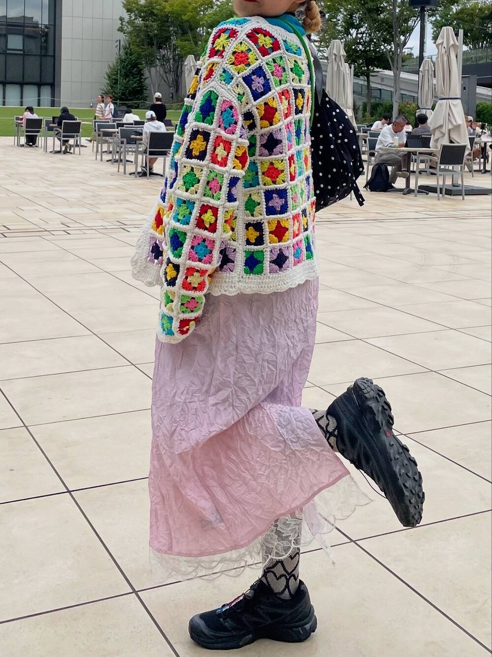 ブラック系のショルダーバッグ、グレー系のヘアピン、ブラック系のネックレスを着用したレディースの秋コーディネートの4枚目の写真