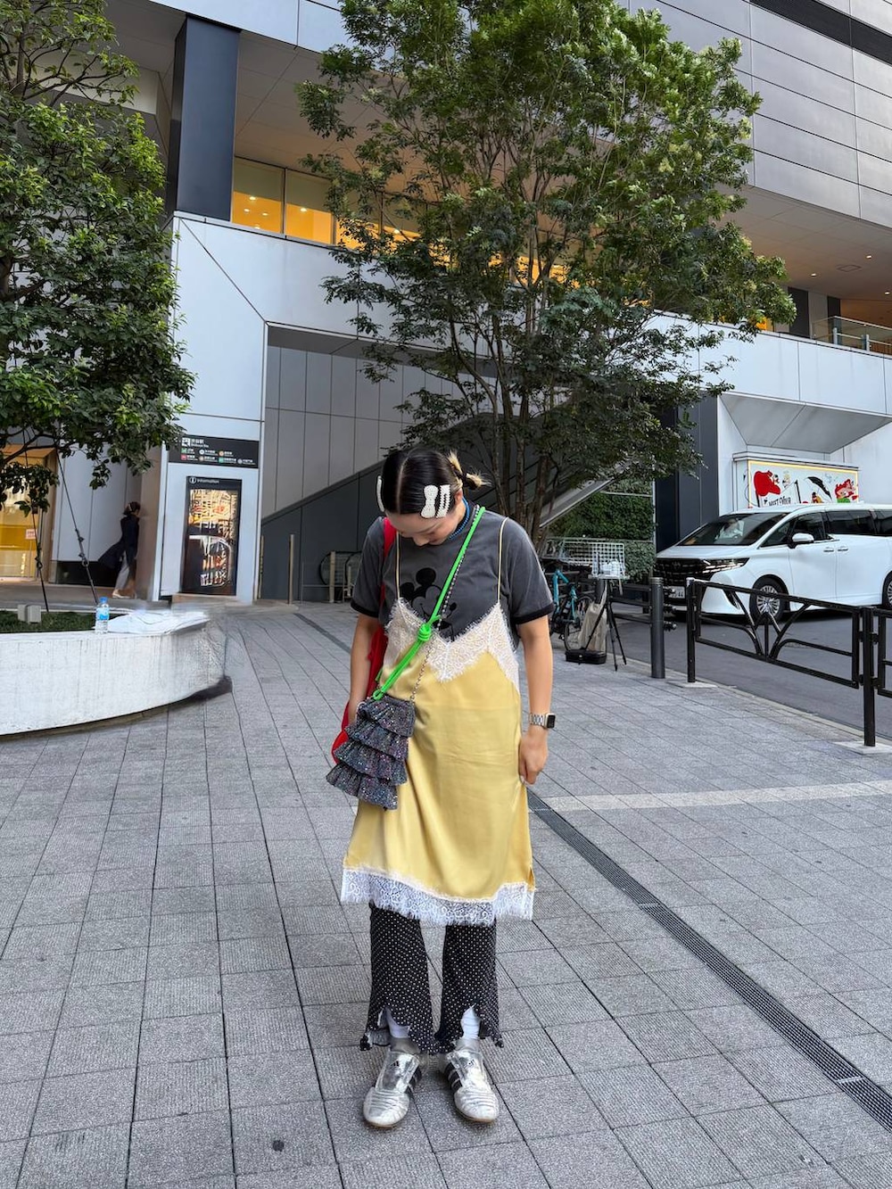 グレー系のTシャツ/カットソーを着用したレディースの夏コーディネートの2枚目の写真