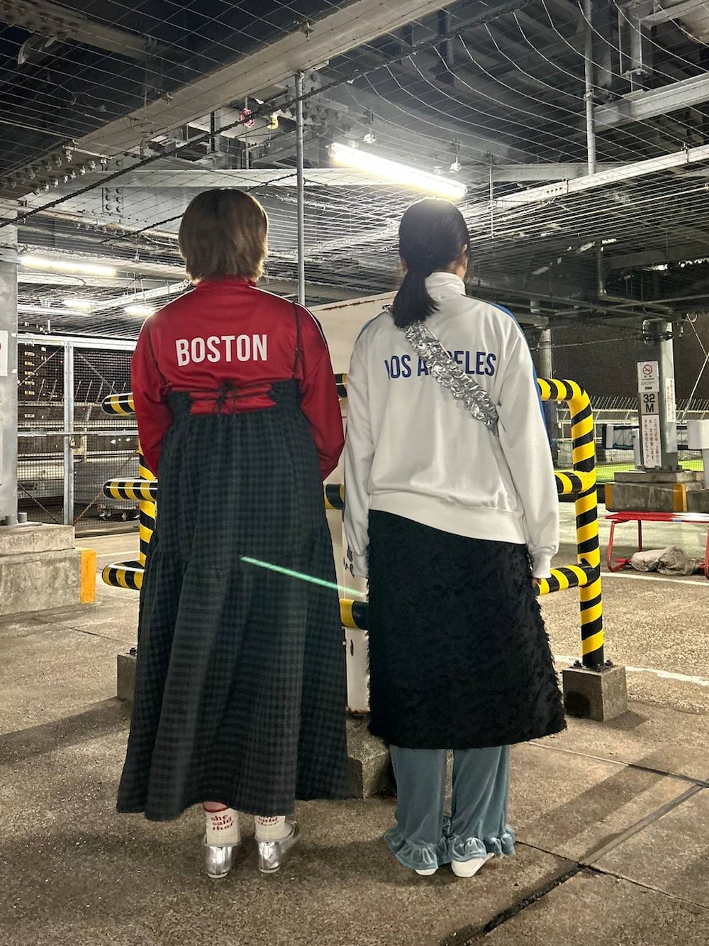 ブラック系のワンピース、ブルー系のその他パンツ、シルバー系のショルダーバッグを着用したレディースの冬コーディネートの4枚目の写真