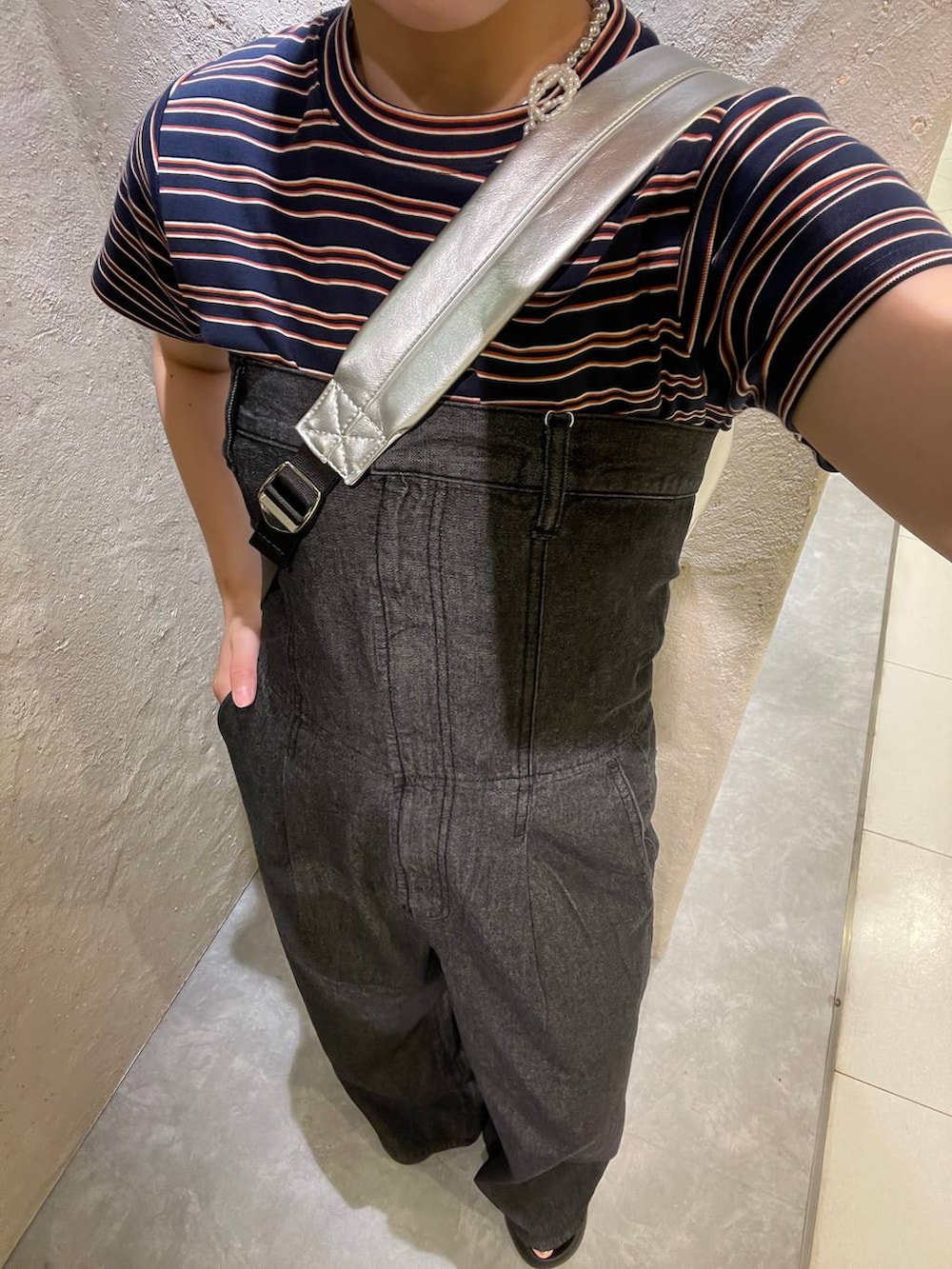 ブラック系のサンダル、ブルー系のTシャツ/カットソー、シルバー系のショルダーバッグを着用したレディースの夏コーディネートの7枚目の写真