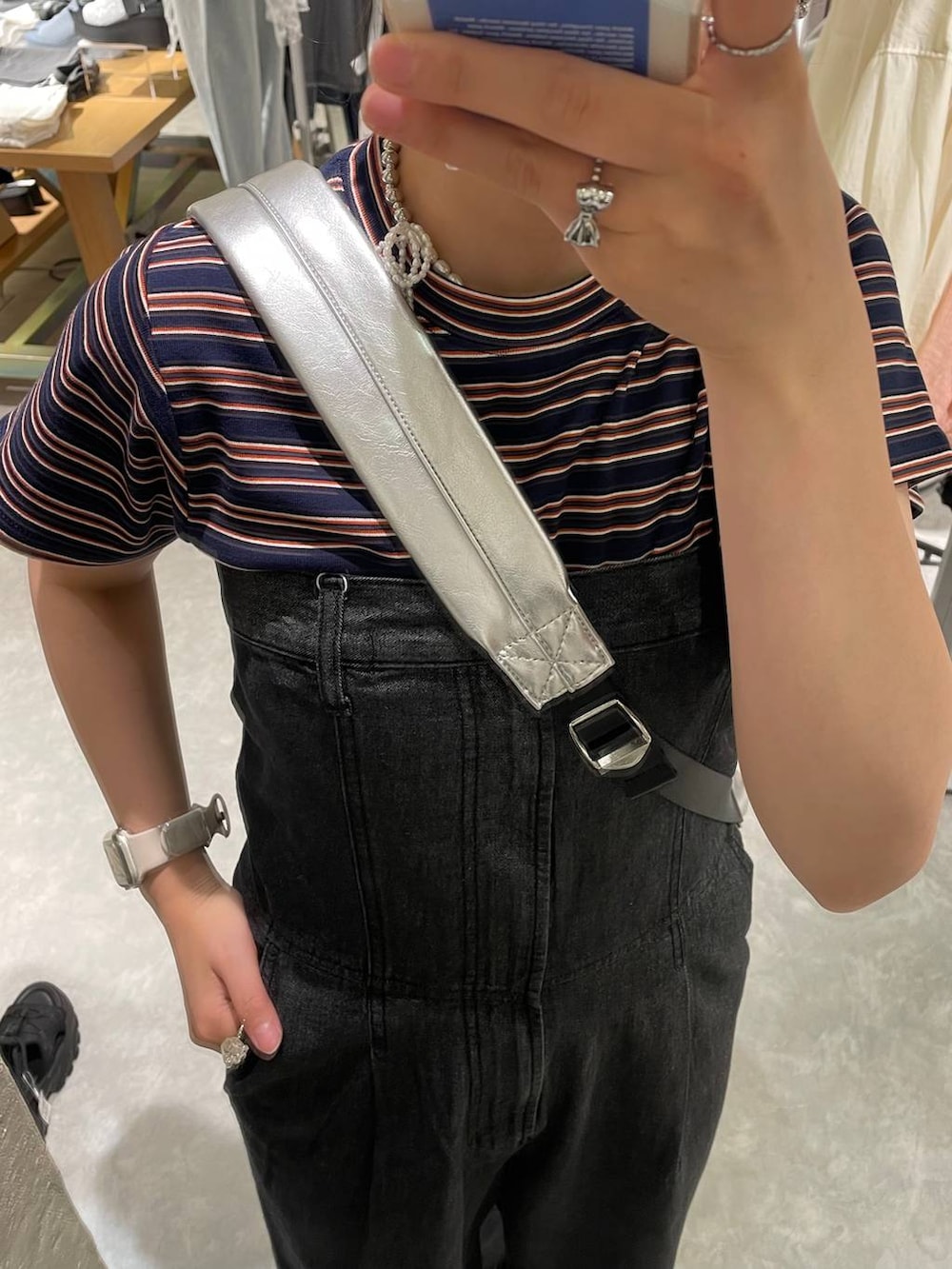 ブラック系のサンダル、ブルー系のTシャツ/カットソー、シルバー系のショルダーバッグを着用したレディースの夏コーディネートの8枚目の写真