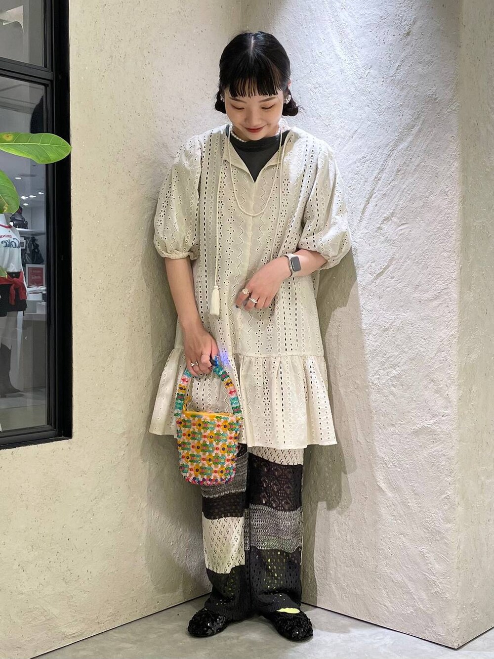 その他のその他パンツ、ブラック系のバレエシューズ、その他のハンドバッグを着用したレディースの夏コーディネートの2枚目の写真