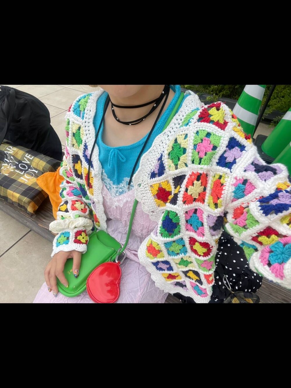 ブラック系のショルダーバッグ、グレー系のヘアピン、ブラック系のネックレスを着用したレディースの秋コーディネートの10枚目の写真