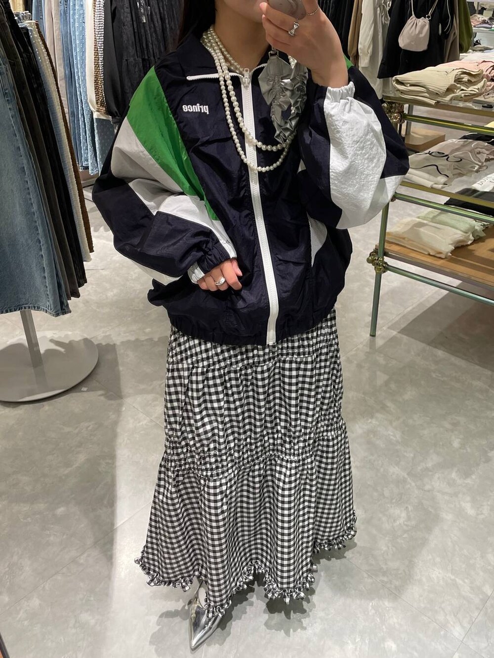 シルバー系のパンプス、ブルー系のブルゾン、ブラック系のバックパック/リュックを着用したレディースの春コーディネートの7枚目の写真