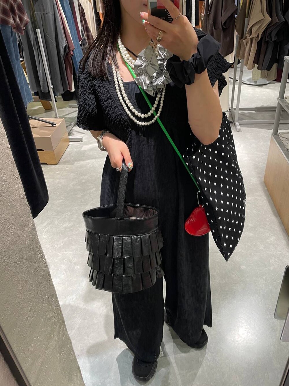 その他のトートバッグ、ブラック系のキャミソール、ブラック系のサロペット/オーバーオールを着用したレディースの夏コーディネートの7枚目の写真