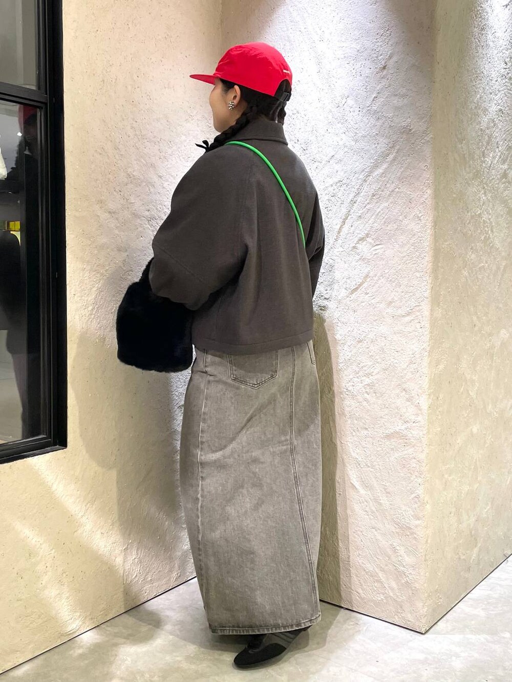 「着痩せ・細見え、個性派、ヴィンテージ、カジュアル、春コーデ、着痩せ、差し色コーデ、高見え、ラフ、ミリタリー、LOWRYS FARM」|「LOWRYS FARMの2WAYステッチプルオーバーLS 116684(ニット/セーター、ブラック系)」を使った、kureha さん(レディース・158cm)の冬コーディネートの2枚目の写真