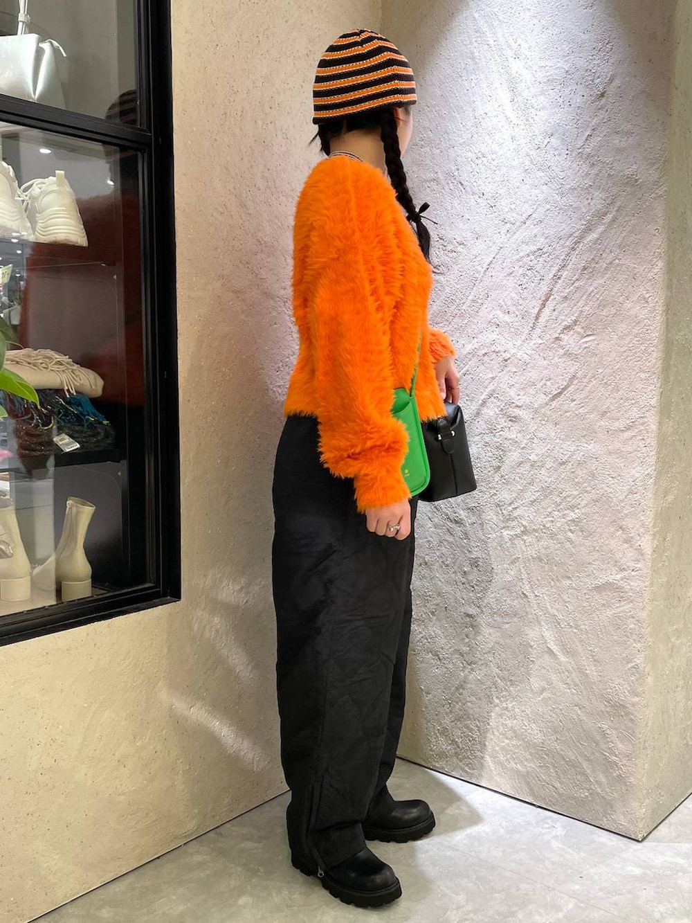 ブラック系のその他パンツ、ブラック系のその他アウター、ブラック系のブーツを着用したレディースの冬コーディネートの4枚目の写真