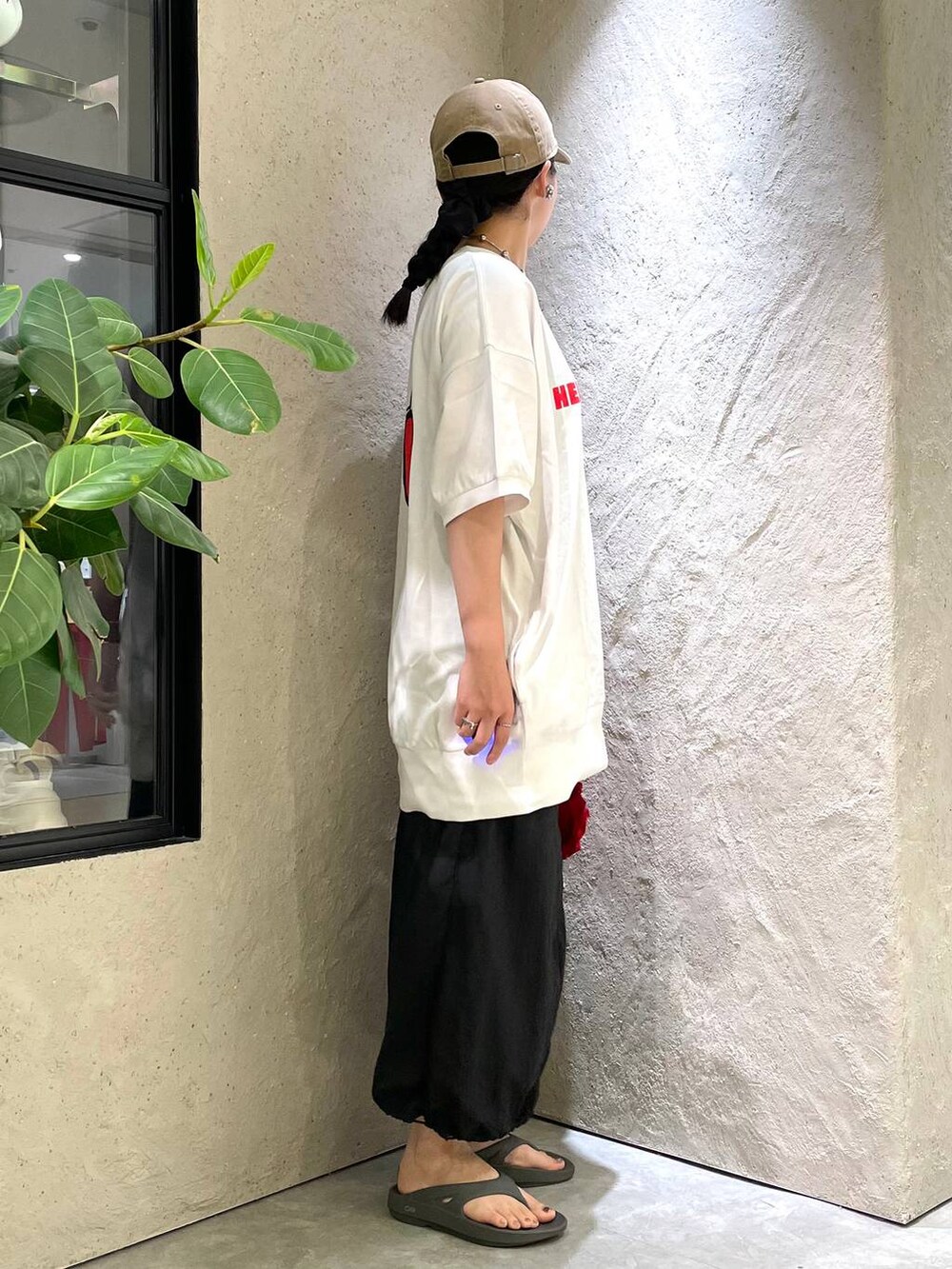 「個性派、ヴィンテージ、カジュアル、春コーデ、着痩せ、差し色コーデ、高見え、ラフ、ミリタリー、LOWRYS FARM、着痩せ・細見え、スウェット、スカート、ローリーズスタイル_LOWRYS FARM、大人女子カジュアル_LOWRYS FARM」｜「LOWRYS FARMのアマオリデニムスカート 111684（デニムスカート、ブラック系）」を使った、kureha さん（レディース・158cm）の夏コーディネートの4枚目の写真