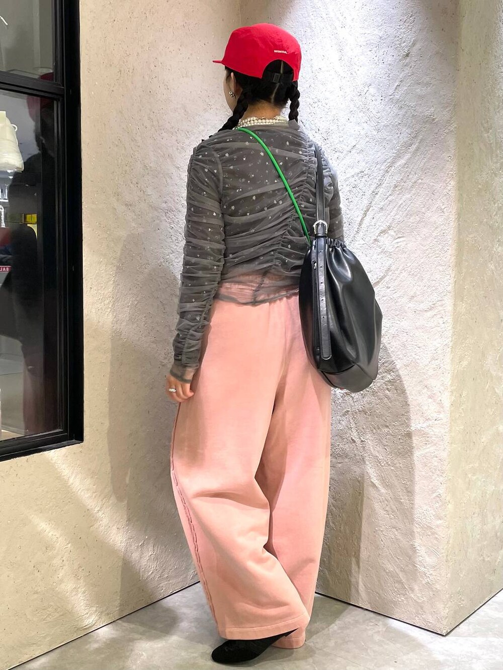 「ミリタリー、LOWRYS FARM、着痩せ・細見え、個性派、ヴィンテージ、カジュアル、春コーデ、着痩せ、差し色コーデ、高見え、ラフ」|「LOWRYS FARMのモンスターショートコート 128076(その他アウター、ブラック系)」を使った、kureha さん(レディース・158cm)の冬コーディネートの2枚目の写真