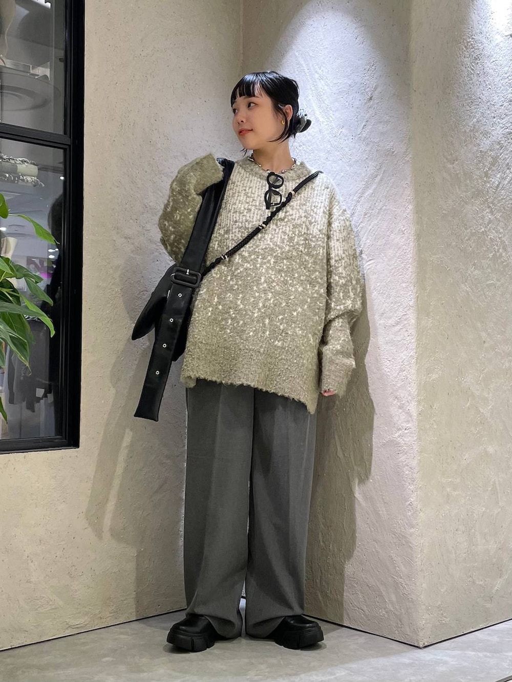ブラック系のブーツ、グレー系のその他パンツ、グリーン系のニット/セーターを着用したレディースの秋コーディネートの8枚目の写真